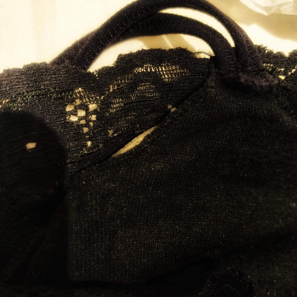 Black Lace Fitted Crop Top - Picture 4 of 4